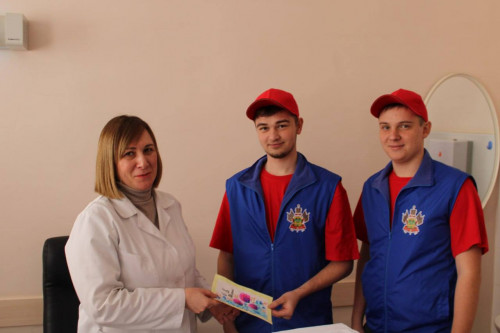 Добровольцы техникума в преддверии 8 марта поздравили персонал поликлиники №3 города Армавира! 